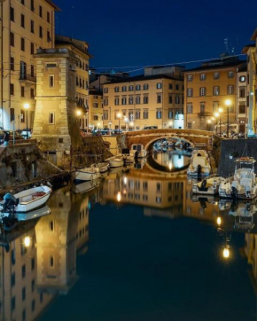 Renovated apartment with 3 bedrooms in an historic palazzo between port and old town